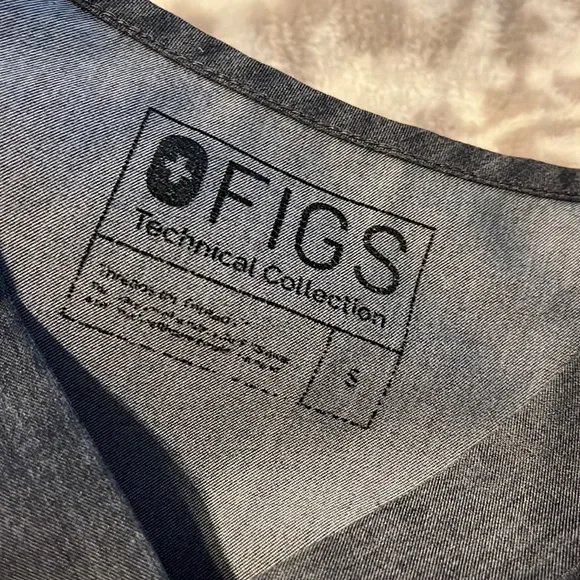 Figs Technical gray v neck front pocket scrub top size small - Picture 9 of 10